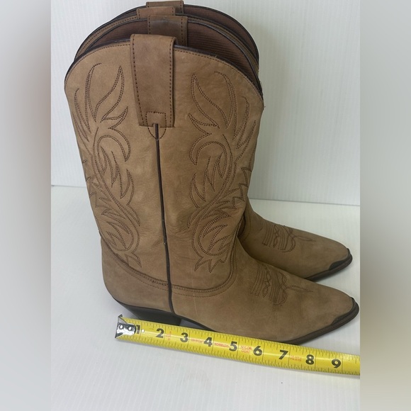 🤠”ACME” Women’s Vintage Beautiful Mid-Calf Caramel/Tan Cowboy Boots
Size 8🐴 - Picture 16 of 17